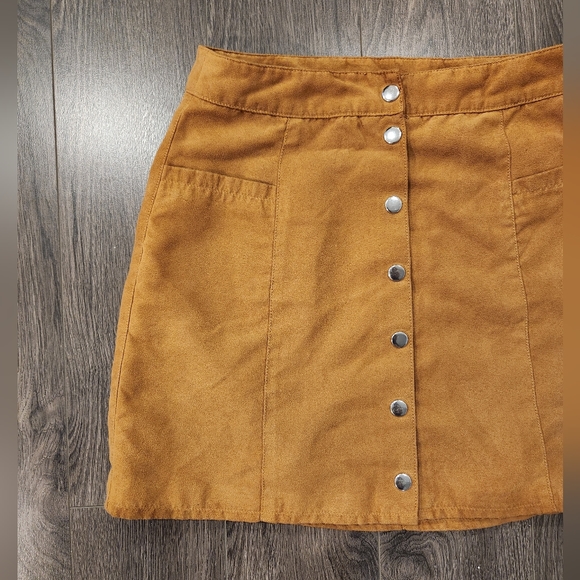 Suede Mini Skirt With Front Pockets and Snaps down the front - Picture 5 of 8